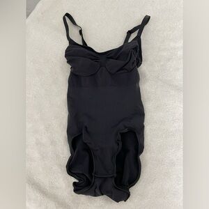 NWOT SKIMS Sculpting Bodysuit With Snaps
